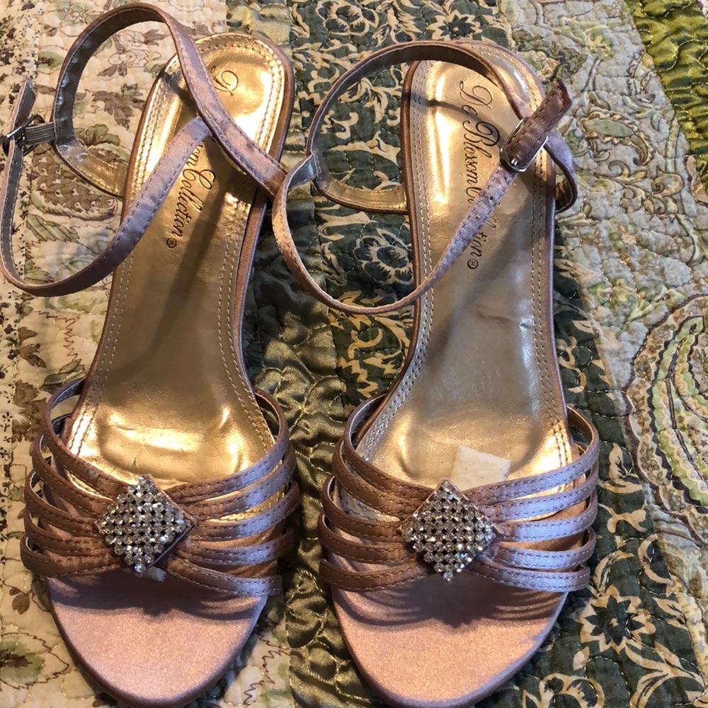 Size 7 De Blossom Collections shoes.